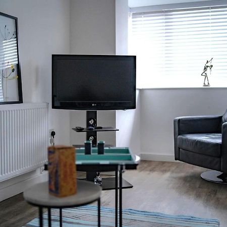 The Red House Modern Stylish Home From Home Walking Distance To Cardiff Bay And City Centre With Parking Luaran gambar