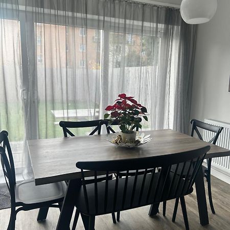 The Red House Modern Stylish Home From Home Walking Distance To Cardiff Bay And City Centre With Parking Luaran gambar