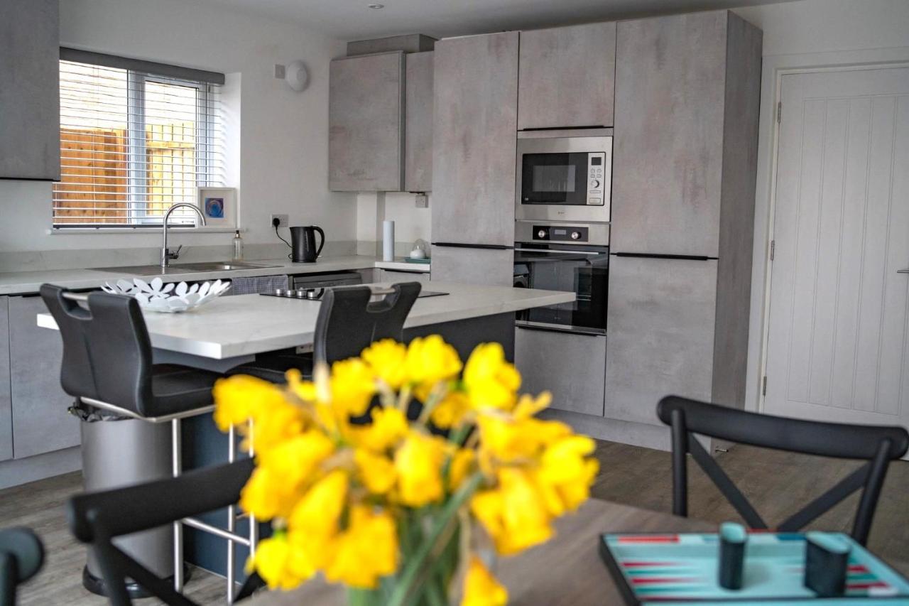The Red House Modern Stylish Home From Home Walking Distance To Cardiff Bay And City Centre With Parking Luaran gambar